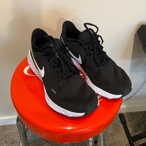 Nike Revolution runners (black)